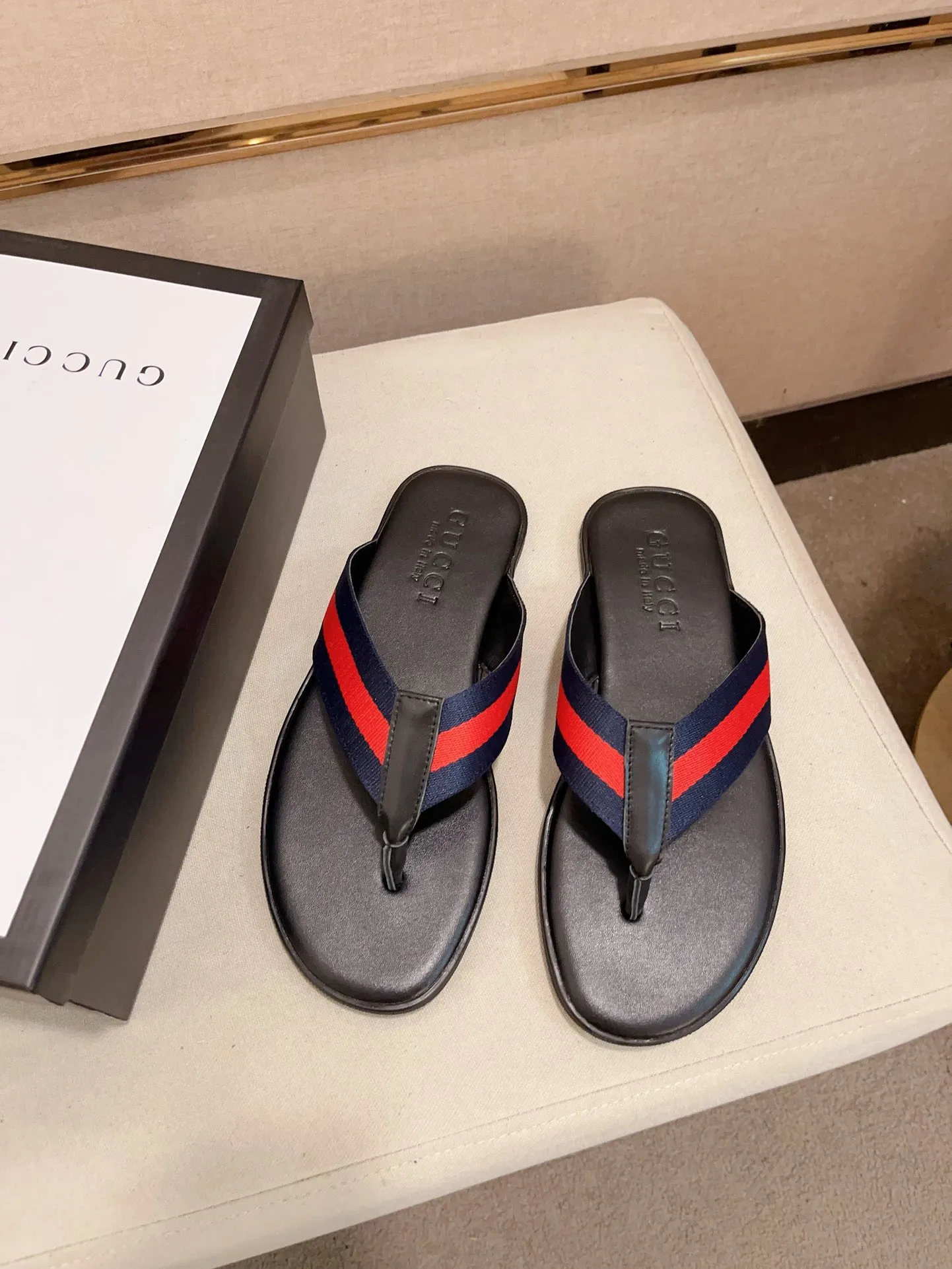 Men's shoes 💰: 240💰 [gucci Gucci slippers] High-end men's shoes brand official website 1:1 latest masterpiece: original mold customization, the fabric is made of imported original materials, upgraded outsole, lighter and non-slip. The market's top quality, simple yet tasteful, a must-have for fashionistas, fashionable at your feet, full of confidence, the same style at the counter 👍The season of summer slippers is here. Code: 38-45
